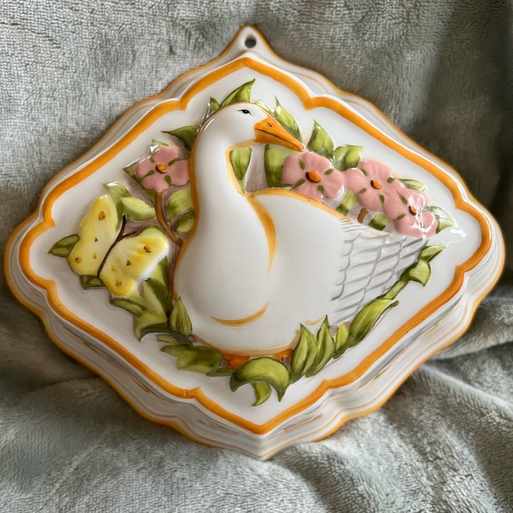 Franklin Mint Le Cordon Bleu Ceramic Jello Mold Swan Orange White